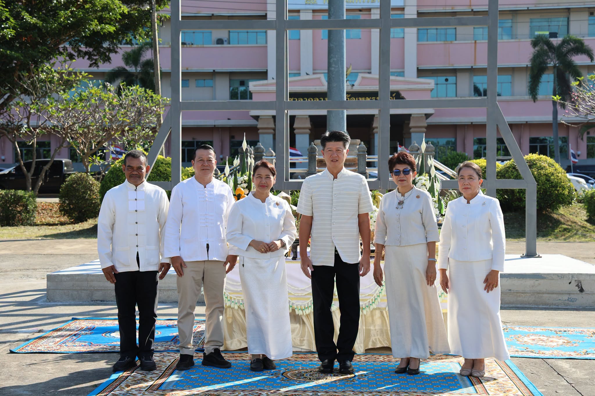 title - สำนักงานการปฏิรูปที่ดินจังหวัดเพชรบูรณ์ เข้าร่วมประกอบพิธีบวงสรวงการก่อสร้างซุ้มถวายดอกไม้จันทน์ เตรียมความพร้อมพระราชพิธีถวายพระเพลิงพระบรมศพ สมเด็จพระนางเจ้าสิริกิติ์ พระบรมราชินีนาถ พระบรมราชชนนีพันปีหลวง