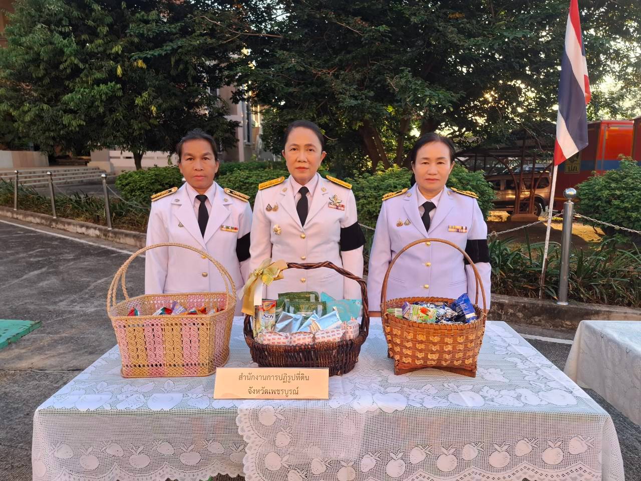 title - สำนักงานการปฏิรูปที่ดินจังหวัดเพชรบูรณ์ เข้าร่วมพิธีสวดพระพุทธมนต์และพิธีบำเพ็ญกุศลอุทิศถวาย พิธีถวายดอกไม้จันทน์ภาคประชาชนตัวแทน และพิธีทำบุญตักบาตรถวายพระราชกุศล  เนื่องในวันคล้ายวันสวรรคต สมเด็จพระนางเจ้าสิริกิติ์ พระบรมราชินีนาถ พระบรมราชชนนีพันปีหลวง