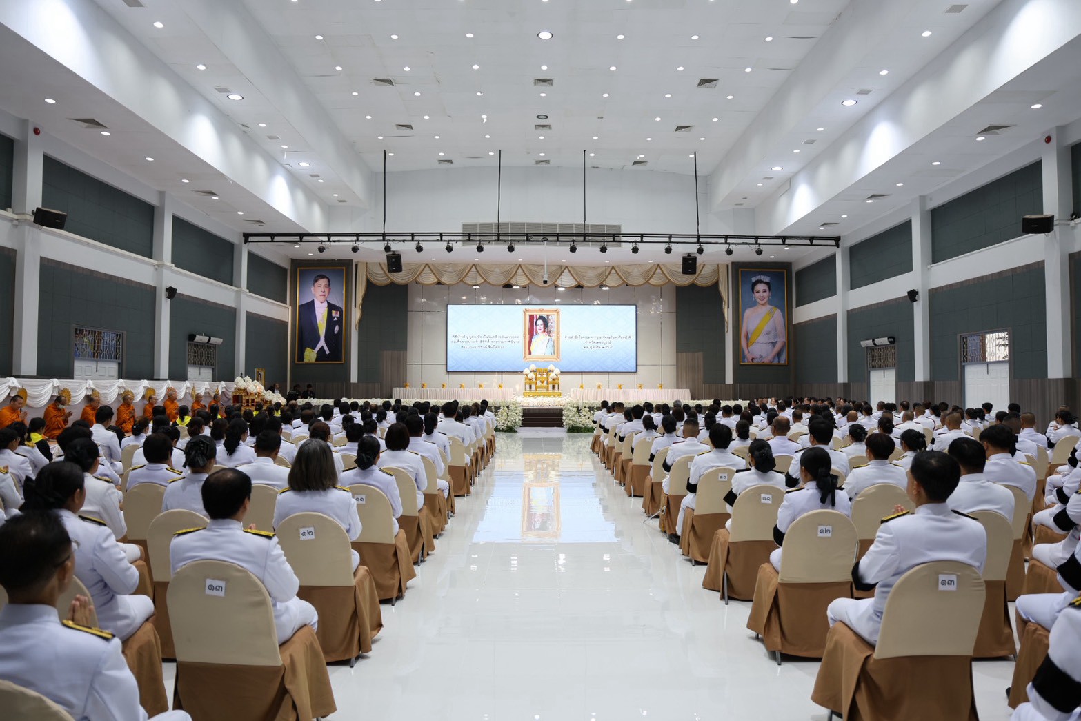 title - สำนักงานการปฏิรูปที่ดินจังหวัดเพชรบูรณ์ เข้าร่วมพิธีสวดพระพุทธมนต์และพิธีบำเพ็ญกุศลอุทิศถวาย พิธีถวายดอกไม้จันทน์ภาคประชาชนตัวแทน และพิธีทำบุญตักบาตรถวายพระราชกุศล  เนื่องในวันคล้ายวันสวรรคต สมเด็จพระนางเจ้าสิริกิติ์ พระบรมราชินีนาถ พระบรมราชชนนีพันปีหลวง