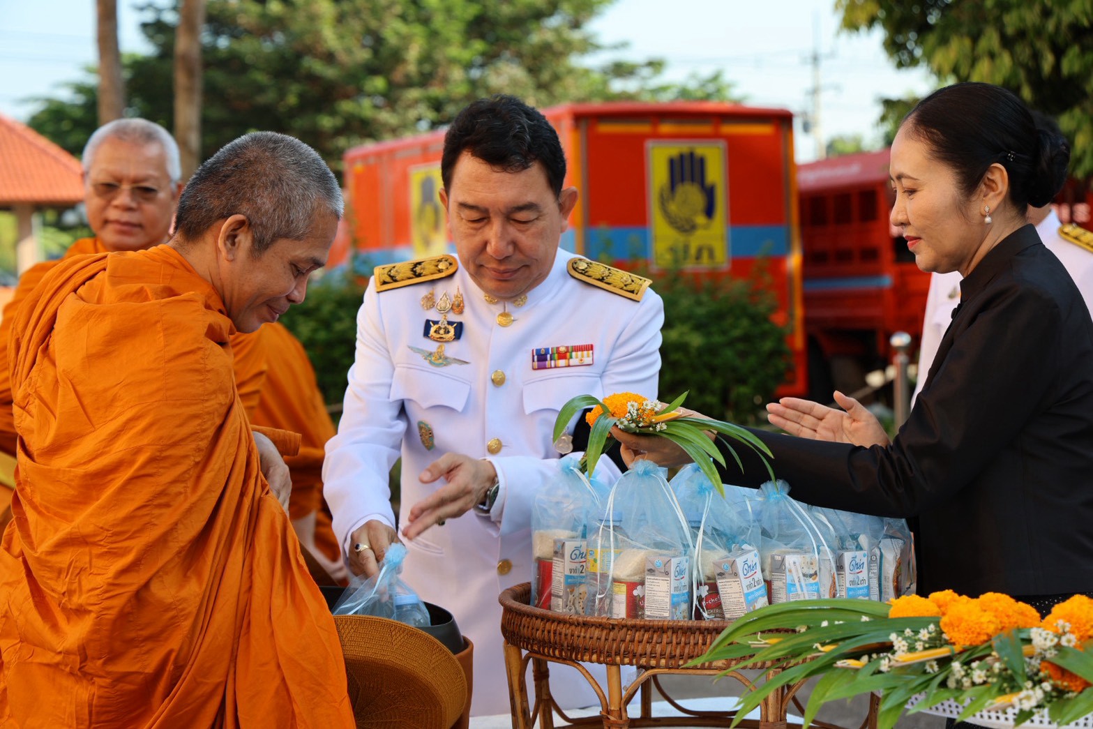title - สำนักงานการปฏิรูปที่ดินจังหวัดเพชรบูรณ์ เข้าร่วมพิธีสวดพระพุทธมนต์และพิธีบำเพ็ญกุศลอุทิศถวาย พิธีถวายดอกไม้จันทน์ภาคประชาชนตัวแทน และพิธีทำบุญตักบาตรถวายพระราชกุศล  เนื่องในวันคล้ายวันสวรรคต สมเด็จพระนางเจ้าสิริกิติ์ พระบรมราชินีนาถ พระบรมราชชนนีพันปีหลวง