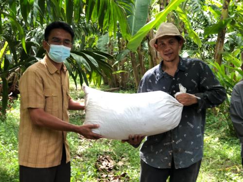  นายนิกร  ไพริน  ปฏิรูปที่ดินจังหวัดพัทลุง มอบวัสดุการเกษตร (มูลโค) โครงการส่งเสริมเกษตรอินทรีย์ในเขตปฏิรูปที่ดิน