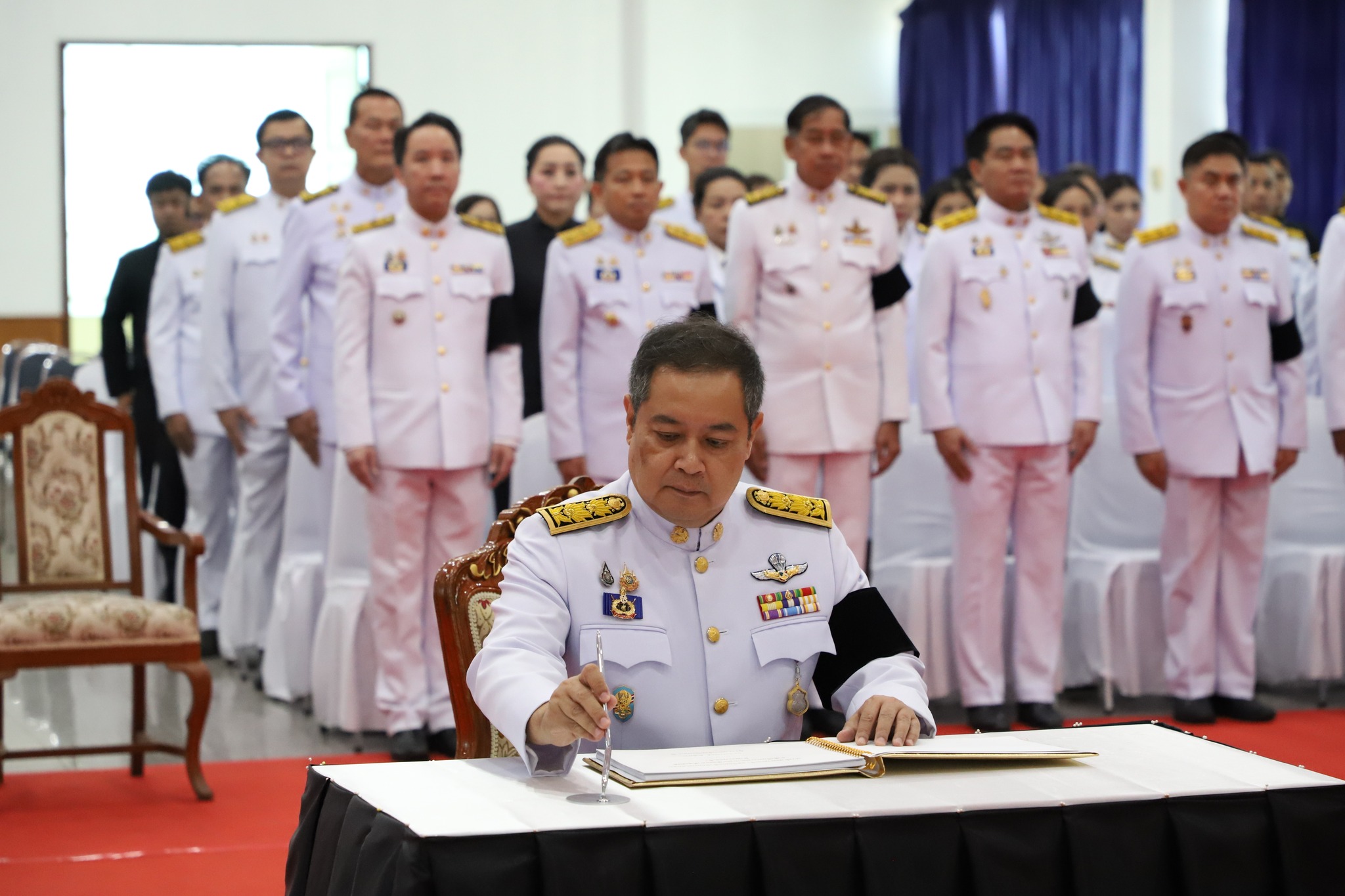ถวายน้ำสรงพระบรมศพ เบื้องหน้าพระฉายาลักษณ์ สมเด็จพระนางเจ้าสิริกิติ์ พระบรมราชินีนาถ พระบรมราชชนนีพันปีหลวง