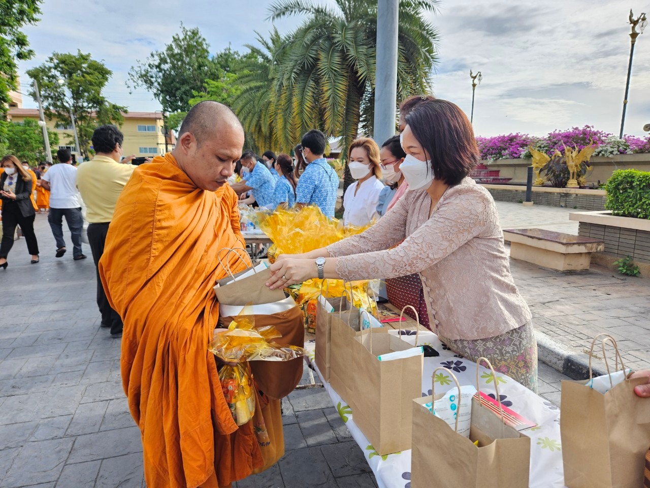 สำนักงานการปฏิรูปที่ดินจังหวัดปทุมธานี เข้าร่วมพิธีทำบุญตักบาตรถวายพระกุศล งานฉลองพระชนมายุ 8 รอบ สมเด็จพระอริยวงศาคตญาณ สมเด็จพระสังฆราช สกลมหาสังฆปริณายก
