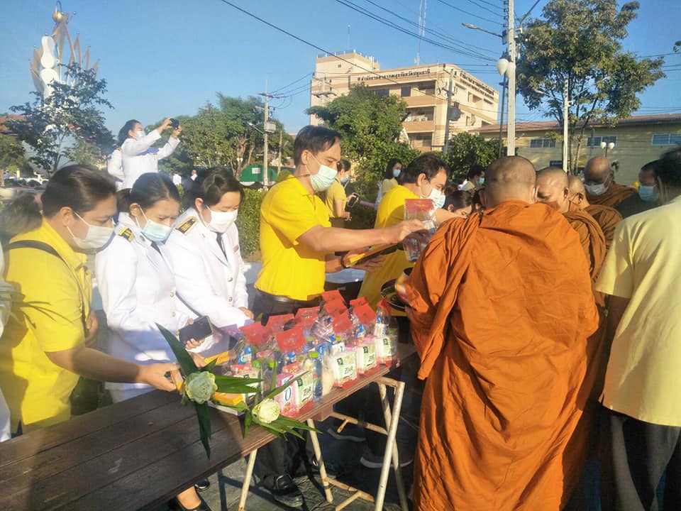 นางสุภา อินทปัชฌาย์ ปฏิรูปที่ดินจังหวัดปทุมธานี พร้อมด้วยข้าราชการและเจ้าหน้าที่ ส.ป.ก.ปทุมธานี ร่วมกิจกรรมเนื่องในวันคล้ายวันพระบรมราชสมภพ พระบาทสมเด็จพระบรมชนกาธิเบศร มหาภูมิพลอดุลยเดชมหาราช บรมนาถบพิตร วันชาติและวันพ่อแห่งชาติ 5 ธันวาคม 2563