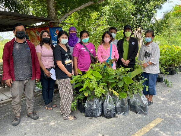 วันที่ 17 พ.ค. 2565 สำนักงานการปฏิรูปที่ดินจังหวัดปทุมธานี สนับสนุนกล้าต้นไม้แก่เกษตรกรในเขตปฏิรูปที่ดิน