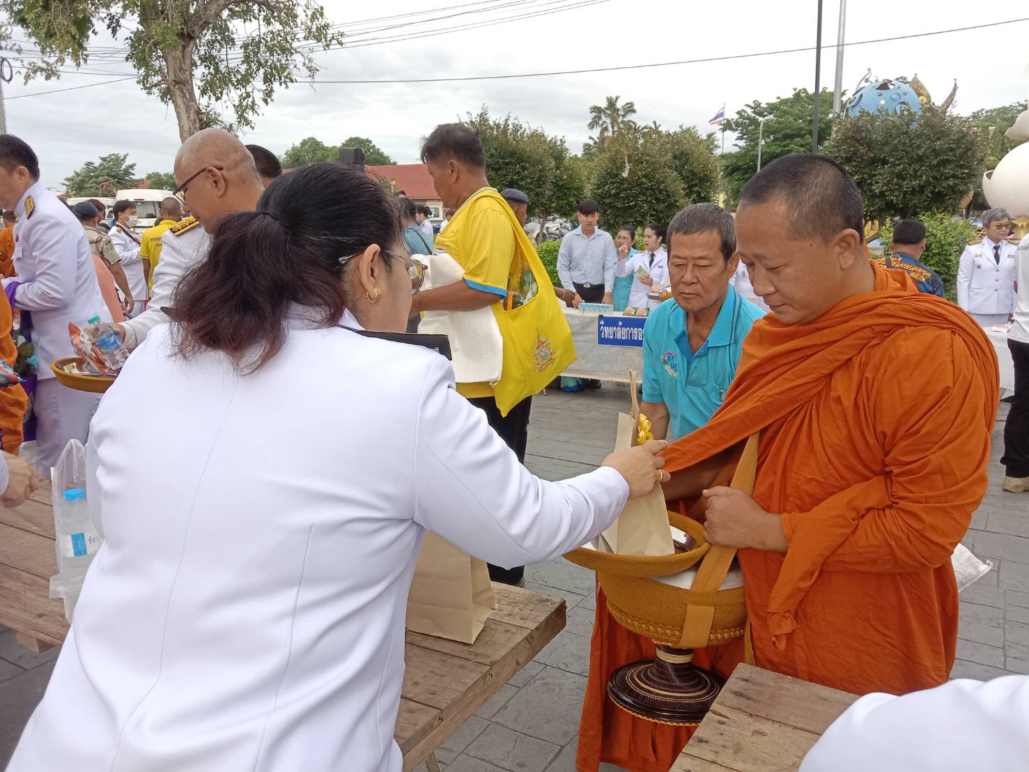 ส.ป.ก.ปทุมธานี เข้าร่วมพิธีทำบุญตักบาตรถวายพระราชกุศล กิจกรรมเฉลิมพระเกียรติสมเด็จพระนางเจ้าสิริกิติ์พระบรมราชินีนาถ พระบรมราชชนนีพันปีหลวง เนื่องในโอกาสวันเฉลิมพระชนมพรรษา 12 สิงหาคม 2567