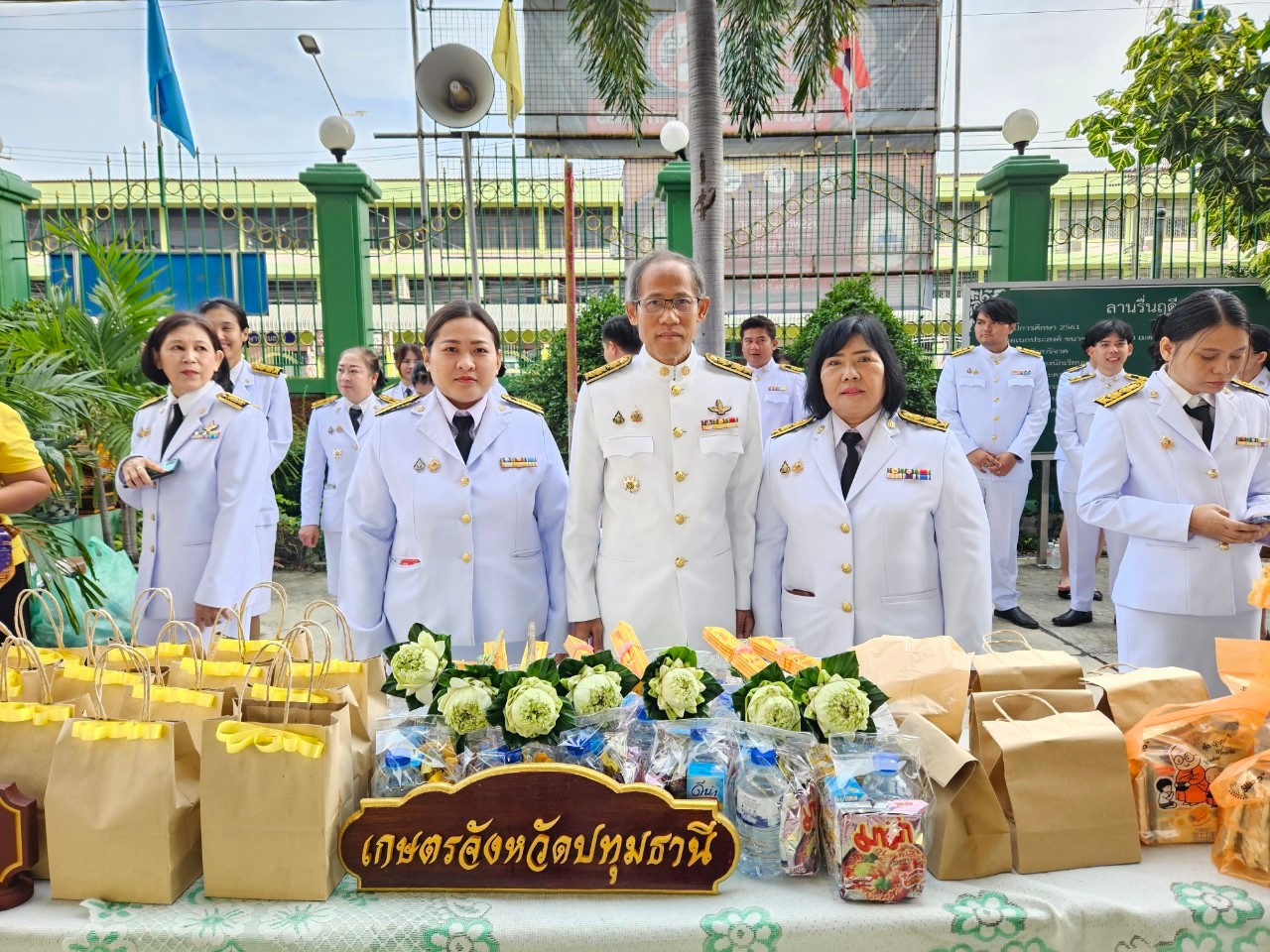 ส.ป.ก.ปทุมธานี เข้าร่วมพิธีเจริญพระพุทธมนต์และทำบุญตักบาตร และพิธีวางพานพุ่มดอกไม้ถวายราชสักการะ เนื่องในวันคล้ายวันพระบรมราชสมภพ พระบาทสมเด็จพระบรมชนกาธิเบศร มหาภูมิพลอดุลยเดชมหาราช บรมนาถบพิตร วันชาติ และวันพ่อแห่งชาติ 5