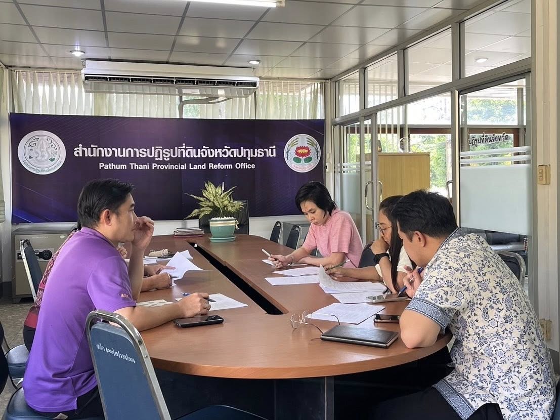 ปฏิรูปที่ดินจังหวัดปทุมธานี และคณะทำงานพิจารณาความเหมาะสมของที่ดินที่จะจัดซื้อ ร่วมประชุมเพื่อหารือแนวทางการดำเนินงานตามขั้นตอนต่อไป