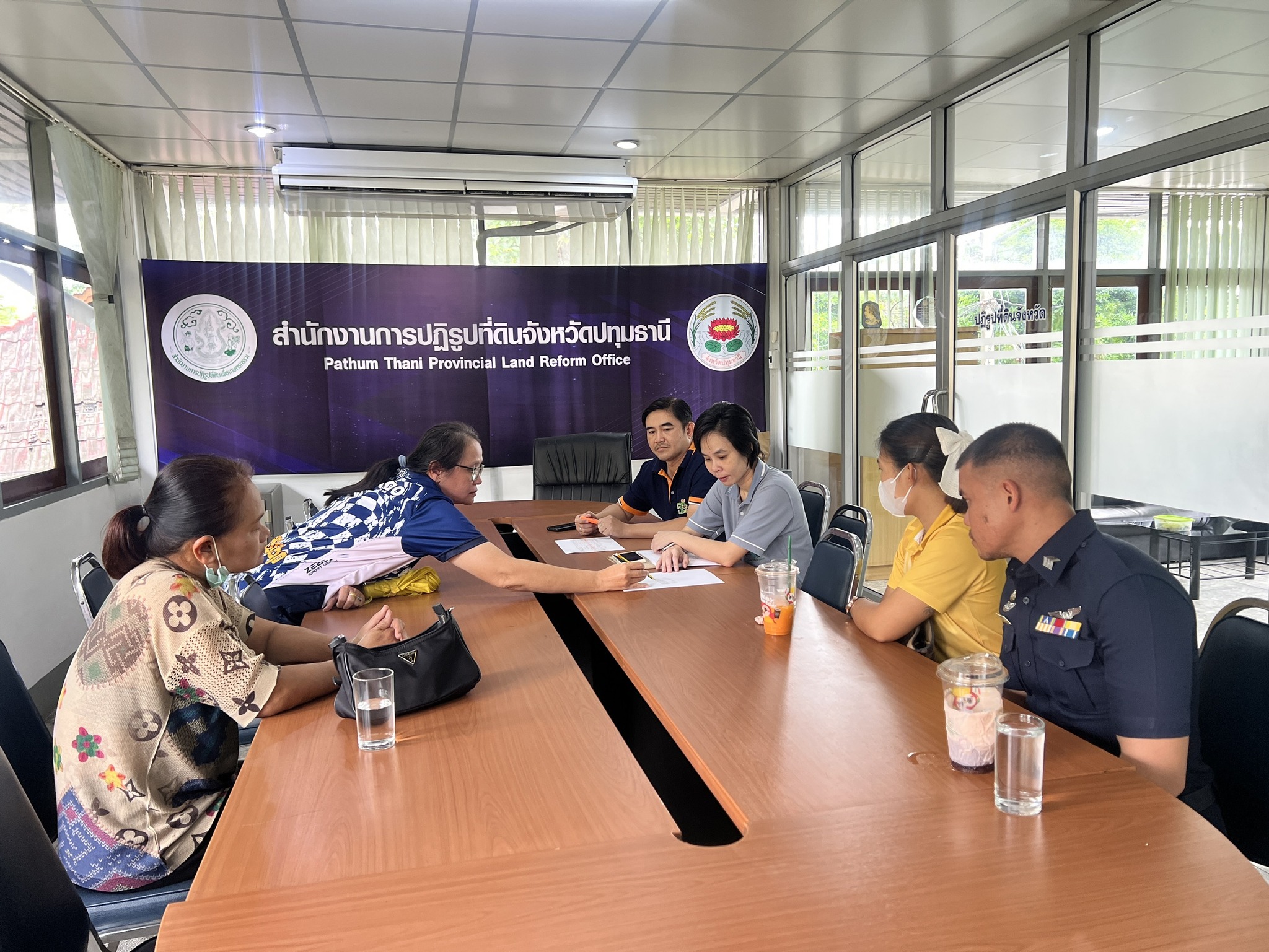 ปฏิรูปที่ดินจังหวัดปทุมธานี และผู้อำนวยการกลุ่มงานช่างและแผนที่ ร่วมกันแก้ปัญหาและชี้แจงทำความเข้าใจกับเกษตรกรในเขตปฏิรูปที่ดิน กรณีกันเป็นทางของ ส.ป.ก.
