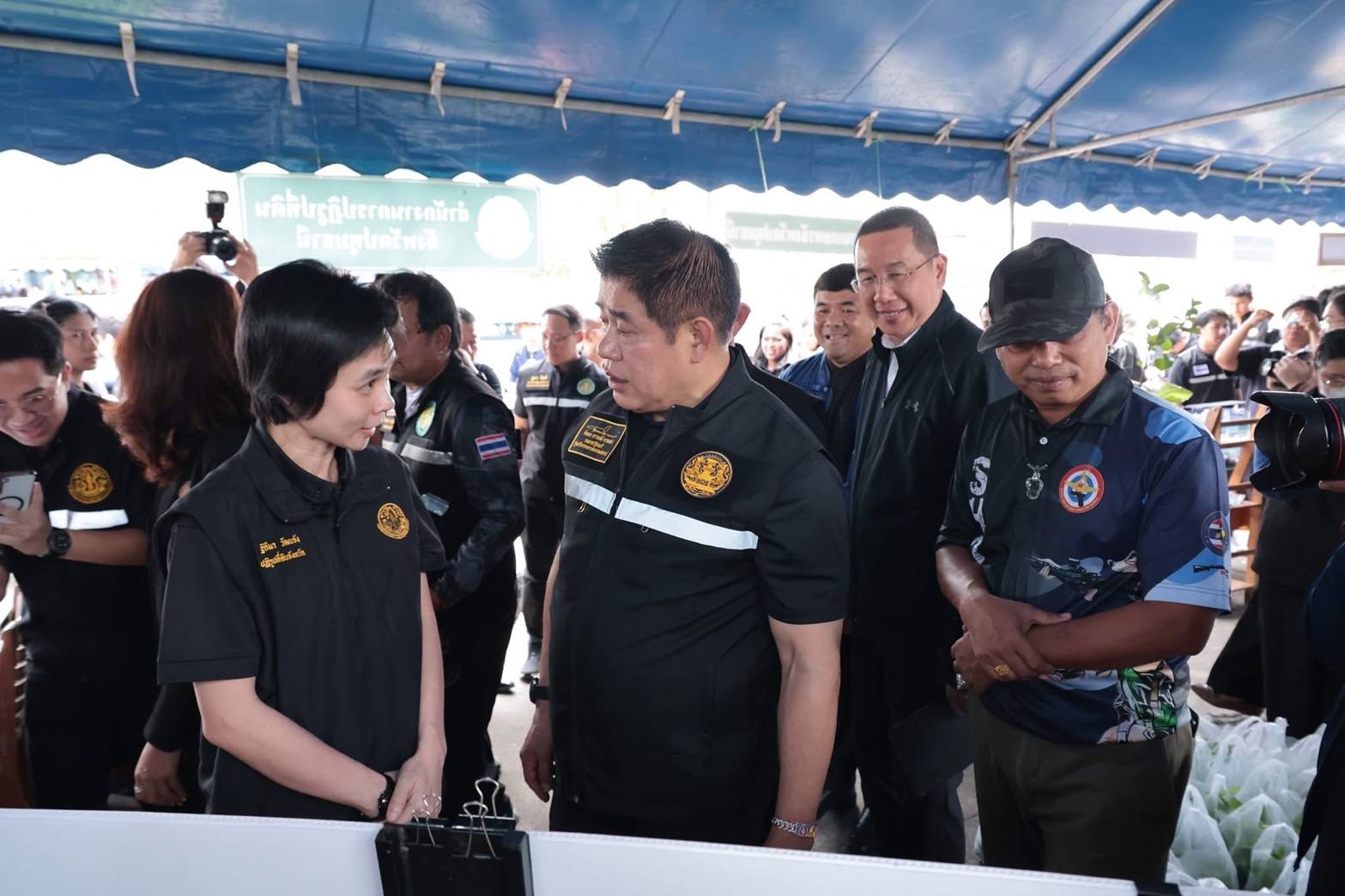 ร่วมลงพื้นที่ติดตามภารกิจ “ร้อยเอก ธรรมนัส พรหมเผ่า” รองนายกรัฐมนตรี และรัฐมนตรีว่าการกระทรวงเกษตรและสหกรณ์ พร้อมด้วย นางสาวอัยรินทร์ พันธุ์ฤทธิ์ รองโฆษกประจำสำนักนายกรัฐมนตรี และคณะผู้บริหารในสังกัดกระทรวงเกษตรและสหกรณ์ เพื่อตรวจติดตามสถานการณ์อุทกภัยในพื้นที่ มอบถุงยังชีพ และเยี่ยมชมนิทรรศการของหน่วยงานในสังกัดกระทรวงเกษตรและ ณ เทศบาลเมืองคูคต อำเภอลำลูกกา จังหวัดปทุมธานี และวัดลาดสนุ่น อำเภอลำลูกกา จังหวัดปทุมธานี โดยมีประชาชนชาวอำเภอลำลูกกา ร่วมให้การต้อนรับกว่า 700 คน 