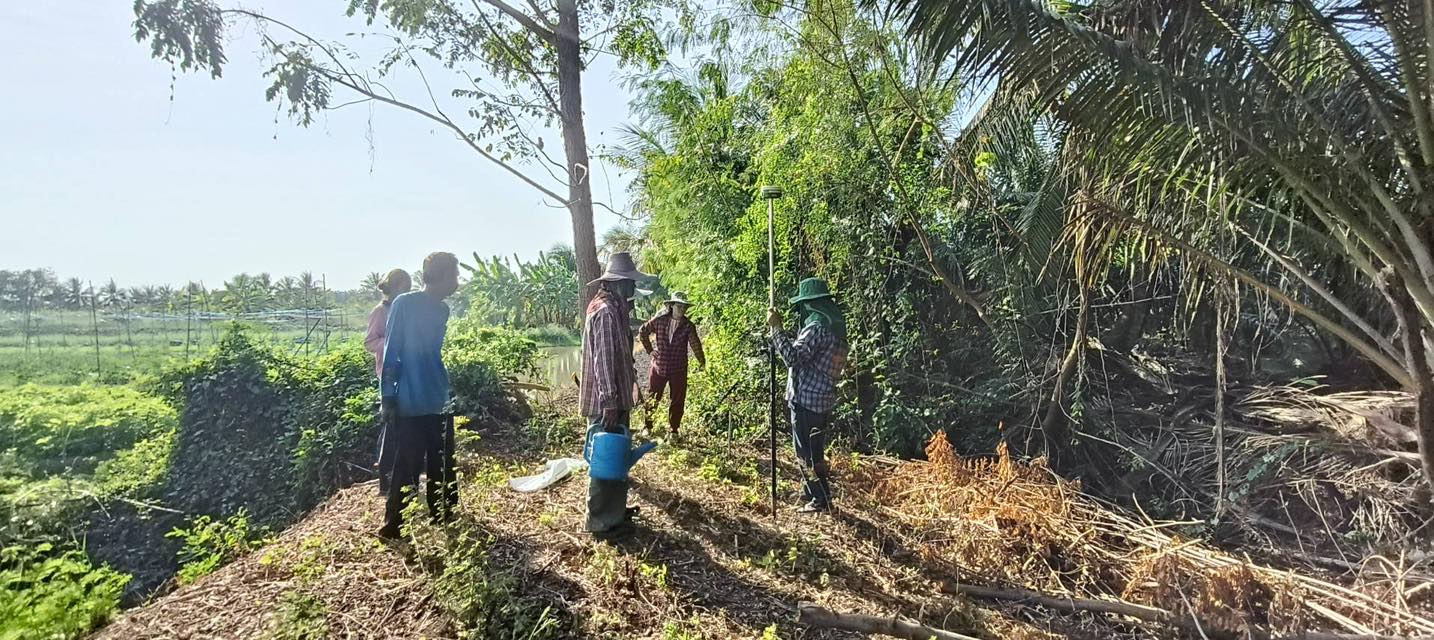 นายจักรพงศ์ วรเสฏฐ์ฐากูร นายช่างสำรวจอาวุโส และนายศักดิ์สิทธิ์ พรายระหาร ผู้ช่วยนายช่างสำรวจ ดำเนินการรังวัด ตามที่องค์การบริหารส่วนตำบลบึงชำอ้อ ขออนุญาตใช้ที่ดินเพื่อกิจการสาธารณูปโภค ในเขตปฏิรูปที่ดิน เพื่อปรับปรุงถนนท้ายซอยปฏิรูปที่ 1-12 กลุ่มที่ 152 ตำบลบึงชำอ้อ อำเภอหนองเสือ จังหวัดปทุมธานี