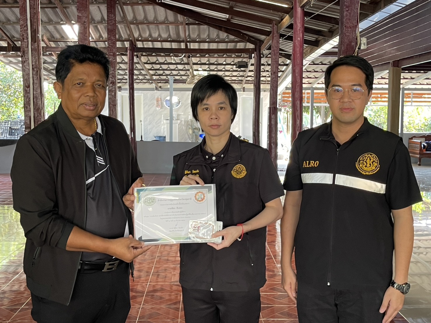 นางสาวฐิติมา วัฒนจัง” ปฏิรูปที่ดินจังหวัดปทุมธานี มอบประกาศนียบัตร และบัตรประจำตัวอาสาสมัครปฏิรูปที่ดินเพื่อเกษตรกรรม (อสปก.) ให้แก่ อสปก.ที่ผ่านการฝึกอบรมเชิงปฏิบัติการ 