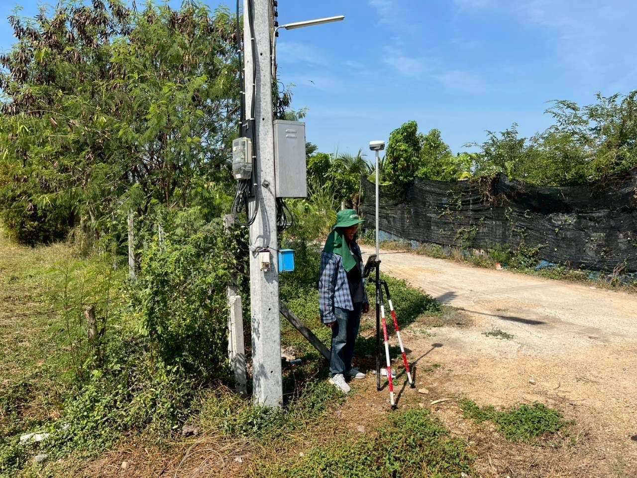 title - กลุ่มงานช่างและแผนที่ โดยนายจักรพงศ์ วรเสฏฐ์ฐากูร นายช่างสำรวจอาวุโส พร้อมผู้ช่วยนายช่างสำรวจ  ตรวจสอบตำแหน่งแปลงที่ดิน อบต.คลองหก