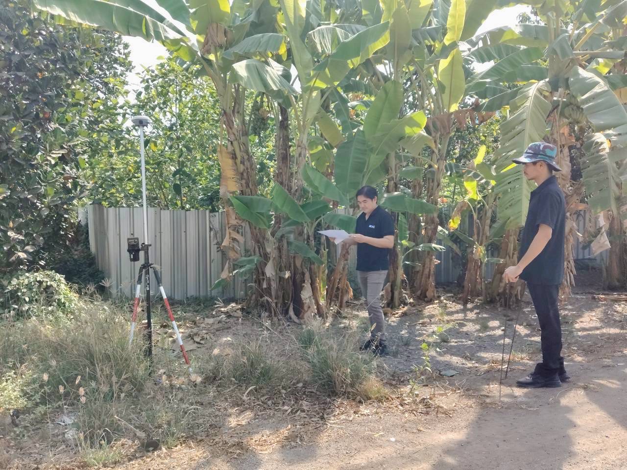 title - กลุ่มงานช่างและแผนที่ โดยนายจักรพงศ์ วรเสฏฐ์ฐากูร นายช่างสำรวจอาวุโส พร้อมผู้ช่วยนายช่างสำรวจ  ตรวจสอบตำแหน่งแปลงที่ดิน อบต.คลองหก