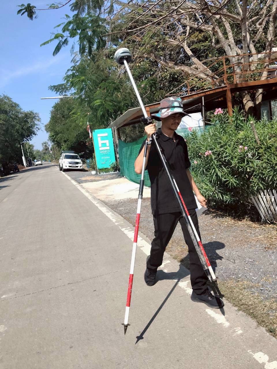 title - กลุ่มงานช่างและแผนที่ โดยนายจักรพงศ์ วรเสฏฐ์ฐากูร นายช่างสำรวจอาวุโส พร้อมผู้ช่วยนายช่างสำรวจ  ตรวจสอบตำแหน่งแปลงที่ดิน อบต.คลองหก