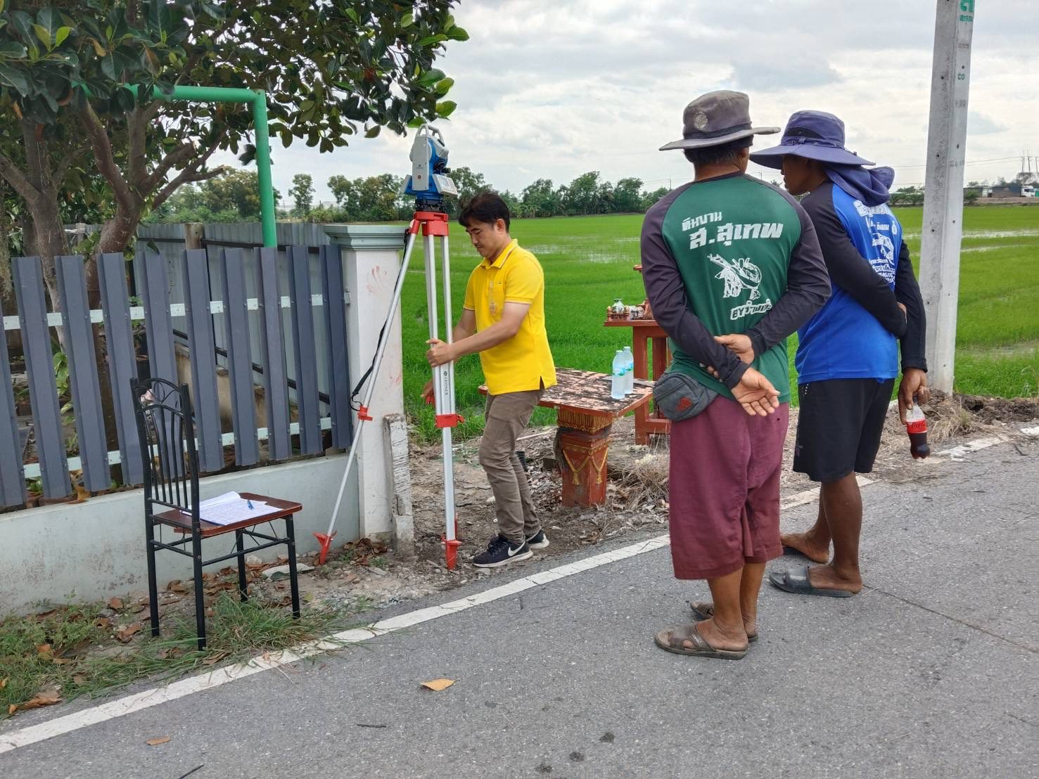 กลุ่มงานช่างและแผนที่ ส.ป.ก.ปทุมธานี รังวัดสอบเขตแปลงที่ดิน ตามคำร้องของเกษตรกร