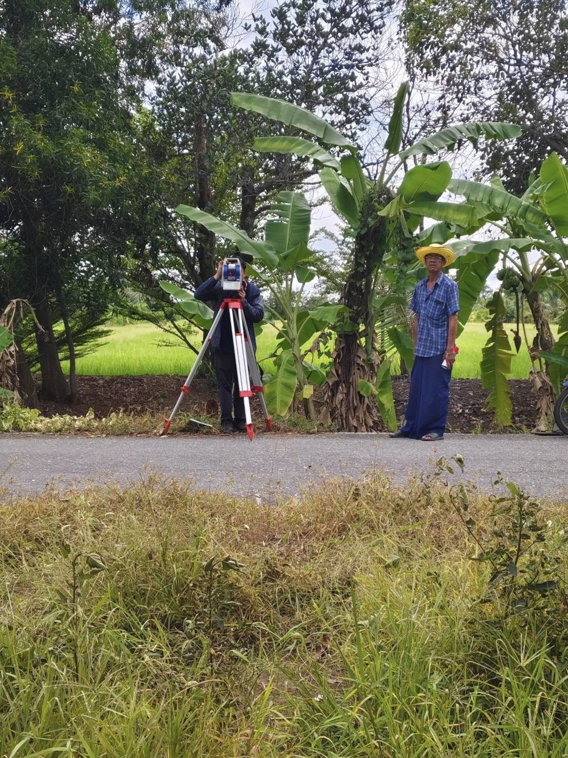 กลุ่มงานช่างและแผนที่ ส.ป.ก.ปทุมธานี ลงพื้นที่รังวัดแบ่งแยกแปลงที่ดิน