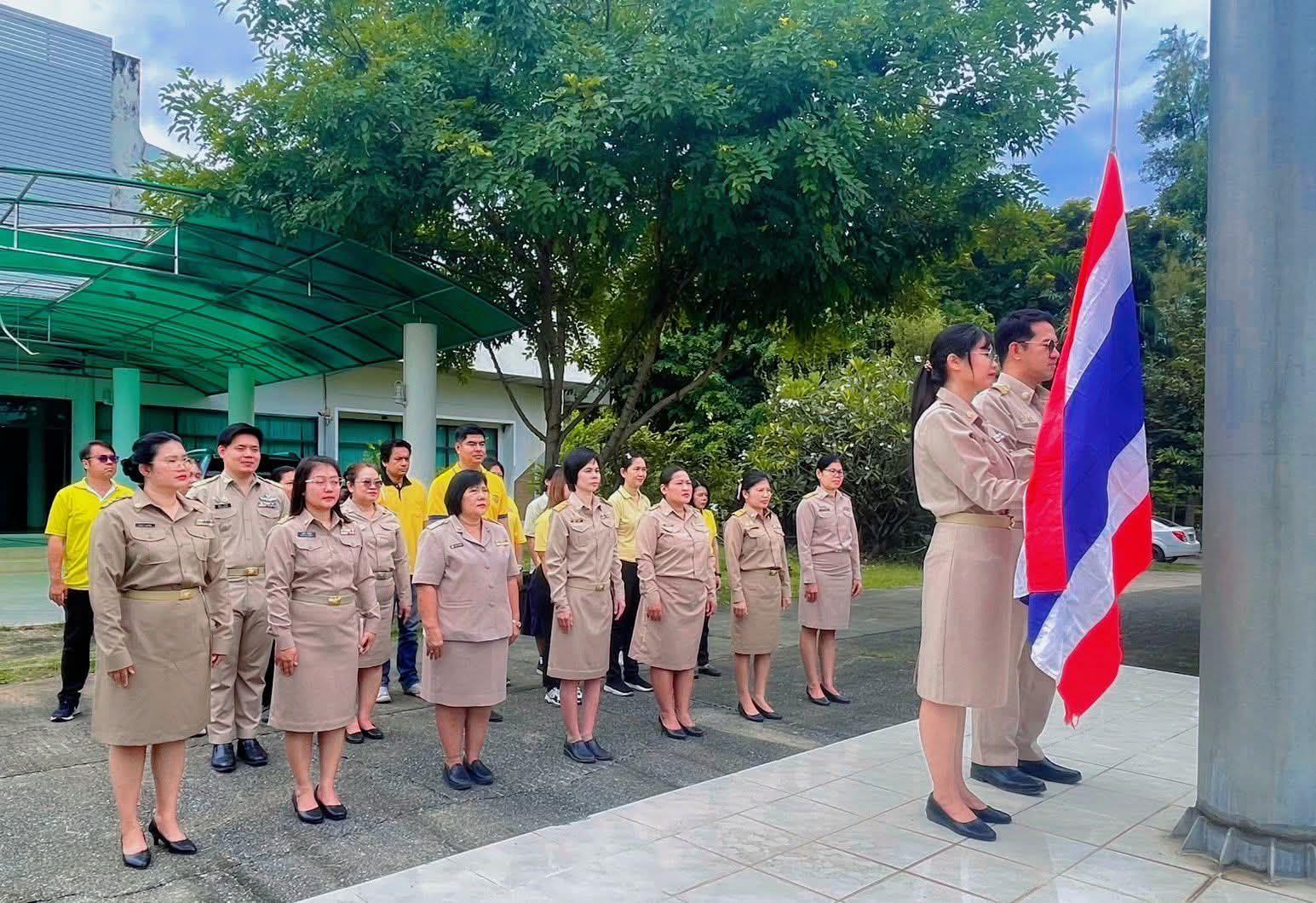 ส.ป.ก.ปทุมธานี จัดกิจกรรมเคารพธงชาติและร้องเพลงชาติไทย วันพระราชทานธงชาติไทย ประจำปี 2568