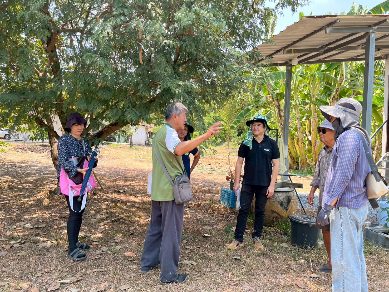 โดยนายจักรพงศ์ วรเสฏฐ์ฐากูร นายช่างสำรวจอาวุโส และผู้ช่วยนายช่างสำรวจระวังชี้แนวเขตที่ดิน ร่วมกับช่างรังวัด สำนักงานที่ดินจังหวัดปทุมธานี สาขาธัญบุรี