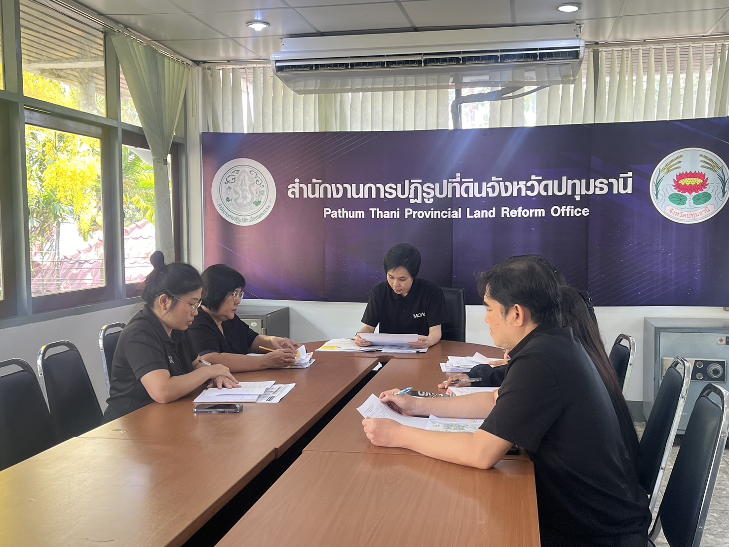 นางสาวฐิติมา วัฒนจัง ปฏิรูปที่ดินจังหวัดปทุมธานี พร้อมด้วยคณะกรรมการกลั่นกรองผลการประเมินผลการปฏิบัติราชการของข้าราชการพลเรือนสามัญ