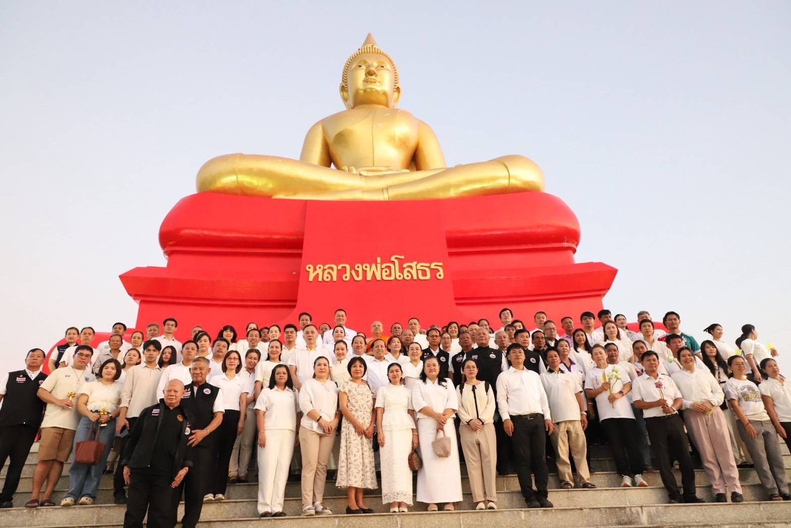 เข้าร่วมพิธีเวียนเทียน รอบหลวงพ่อโสธรองค์ใหญ่ ริมแม่น้ำเจ้าพระยา เนื่องในวันมาฆบูชา ณ วัดโบสถ์ ตำบลบางกระบือ อำเภอสามโคก จังหวัดปทุมธานี