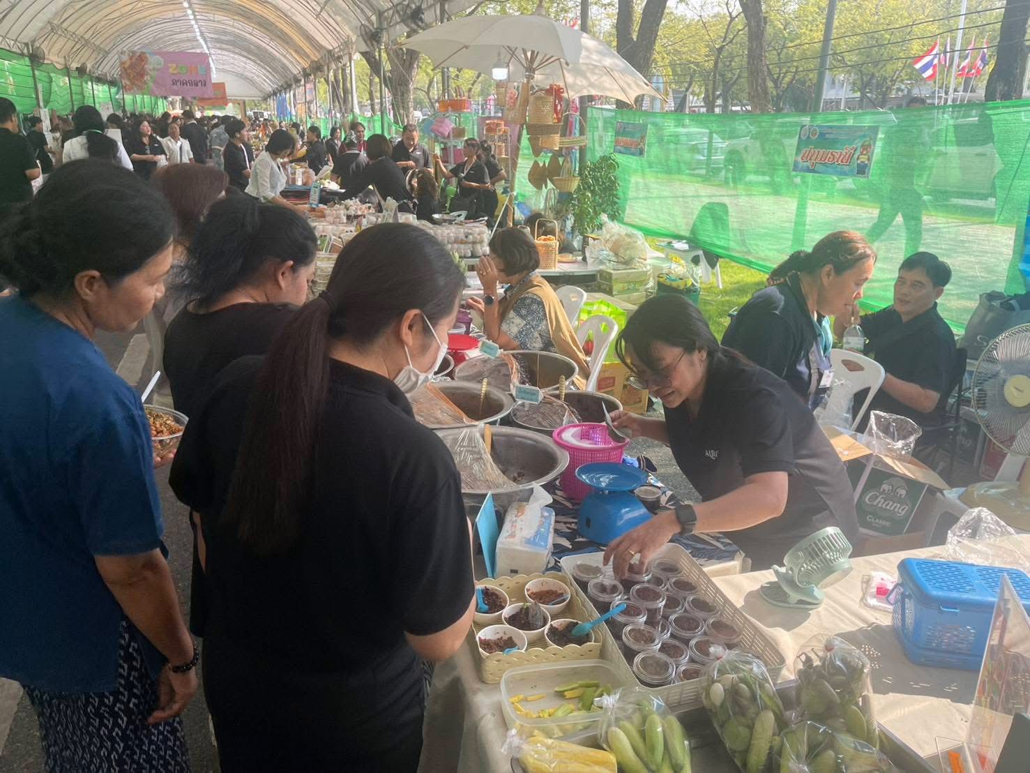 บูธ ส.ป.ก. ปทุมธานี ขายดีมากๆ ขอขอบคุณลูกค้าทุกๆท่าน #สร้างสิทธิเสริมทุนหนุนเกษตร งานสถาปนา 51ปี ส.ป.ก. 5-7 มีนาคม @ถนนราชดำเนินนอก