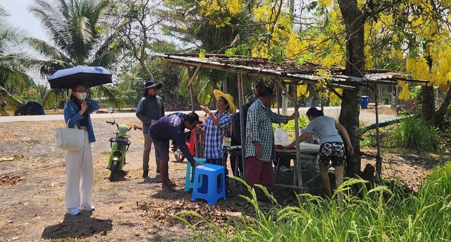 นางสาวเทพิน รัตนา ผอ. กลุ่มยุทธศาสตร์ฯ และ นายจักรพงษ์ วรเสฏฐ์ฐากูร ผอ. กลุ่มงานช่าง ลงพื้นที่ตรวจสภาพแปลงเกษตรกรรมตามที่มีผู้เสนอขาย 
