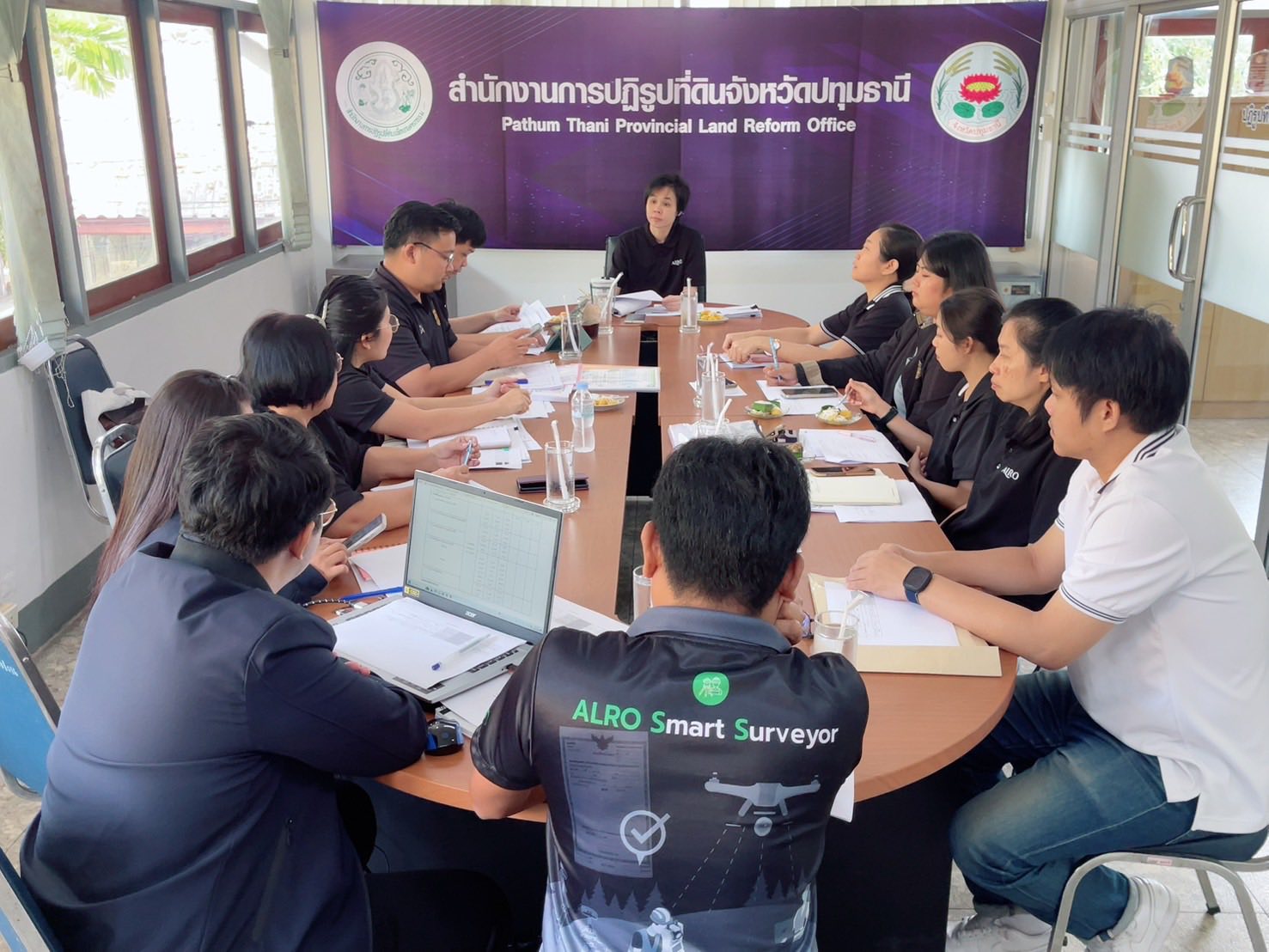 นางสาวฐิติมา วัฒนจัง ปฏิรูปที่ดินจังหวัดปทุมธานี พร้อมด้วย ผอ.กลุ่มการเงิน ผอ.กลุ่มยุทธศาสตร์ฯ￼ รษก.ผอ.กลุ่มกฎหมาย และเจ้าหน้าที่ ส.ป.ก.ปทุมธานี ร่วมประชุมกำหนดวางแผนงานกิจกรรมจัดที่ดินเอกชนและกิจกรรมจัดที่ดินเอกชน 7 กิจกรรมเพื่อบริหารจัดการที่ดินเอกชน