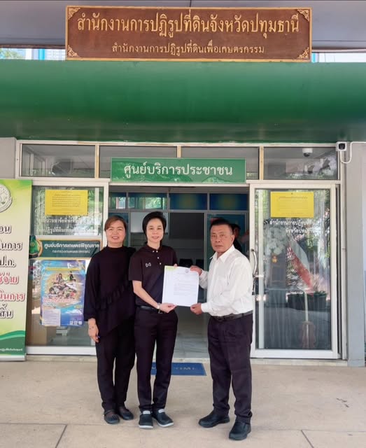 นางสาวฐิติมา วัฒนจัง ปฏิรูปที่ดินจังหวัดปทุมธานี ￼มอบหนังสืออนุญาตใช้ประโยชน์ในที่ดินเพื่อกิจการสาธารณูปโภค จำนวน 4 แห่ง ให้แก่ นายกองค์การบริหารส่วนตำบลบึงชำอ้อ จังหวัดปทุมธานี 