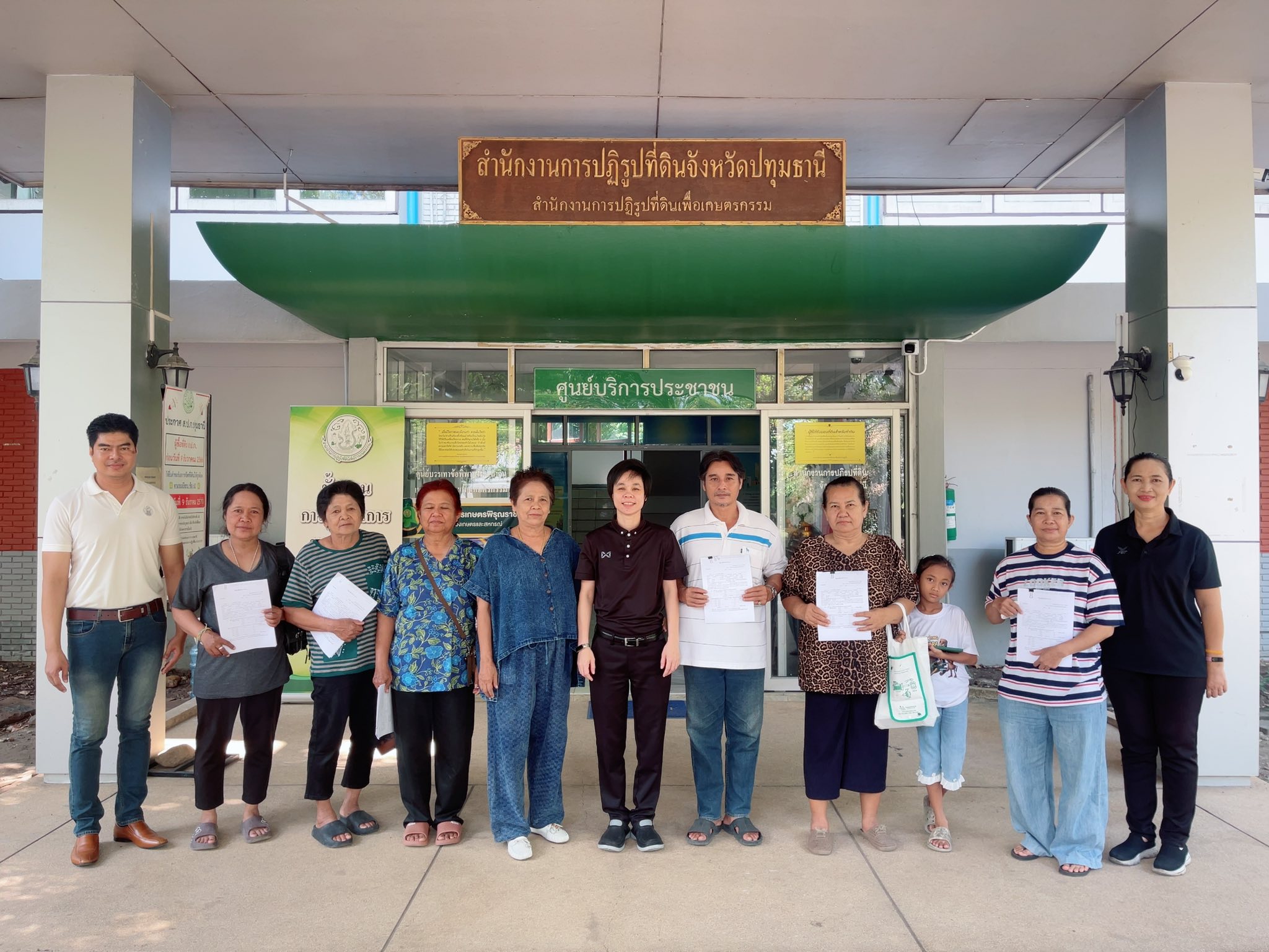 กลุ่มการเงินบัญชีและจัดเก็บผลประโยชน์ สำนักงานการปฏิรูปที่ดินจังหวัดปทุมธานี ปล่อยสินเชื่อเงินกองทุนการปฏิรูปที่ดินฯ ให้แก่เกษตรกรในเขตปฏิรูปที่ดิน ตำบลคลองหก อำเภอคลองหลวง และ ตำบลบึงชำอ้อ อำเภอหนองเสือ จังหวัดปทุมธานี จำนวน 10 ราย