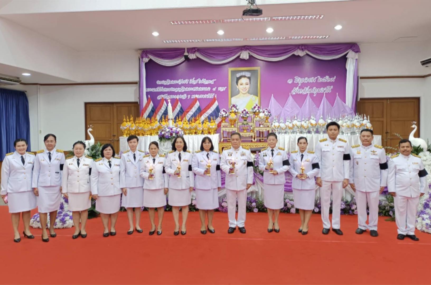 เข้าร่วมพิธีถวายเครื่องราชสักการะ วางพานพุ่มและพิธีจุดเทียนถวายพระพรชัยมงคล สมเด็จพระนางเจ้าสุทิดา พัชรสุธาพิมลลักษณ พระบรมราชินี เนื่องในโอกาสวันเฉลิมพระชนมพรรษา 4 รอบ