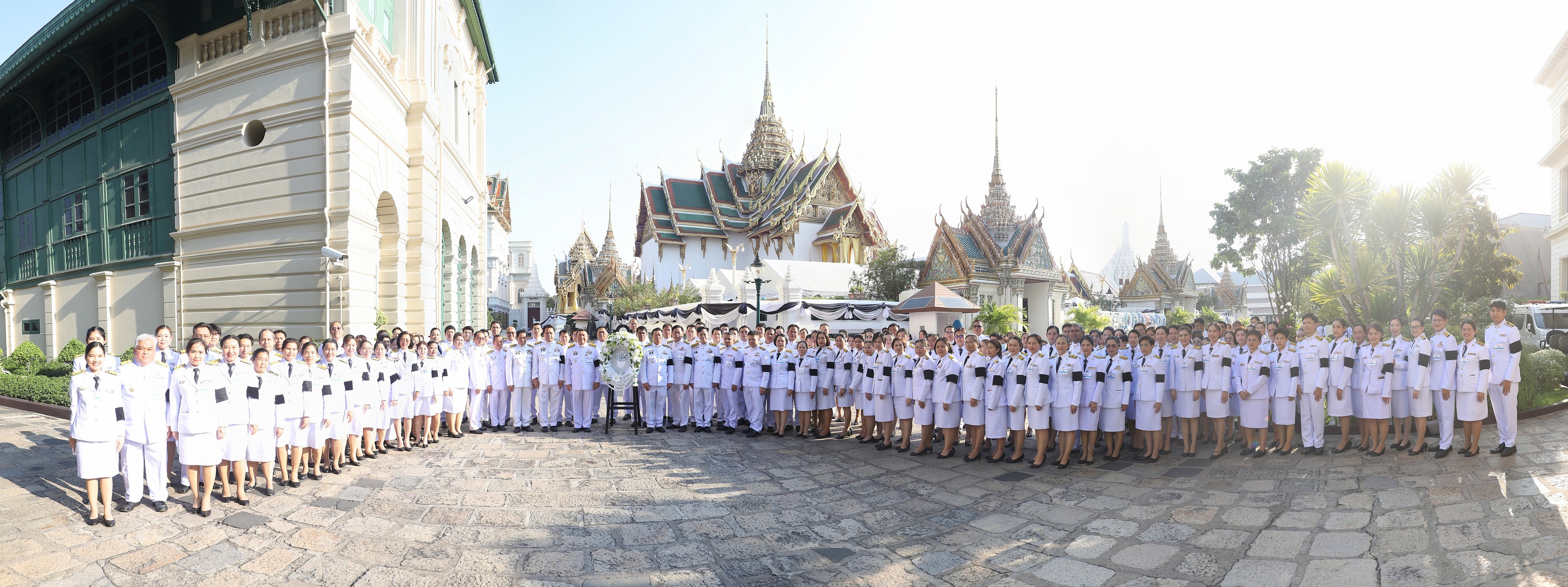 ร่วมเป็นเจ้าภาพบำเพ็ญกุศลถวายพระบรมศพ สมเด็จพระนางเจ้าสิริกิติ์ พระบรมราชินีนาถ พระบรมราชชนนีพันปีหลวง ณ พระที่นั่งดุสิตมหาปราสาท ในพระบรมมหาราชวัง