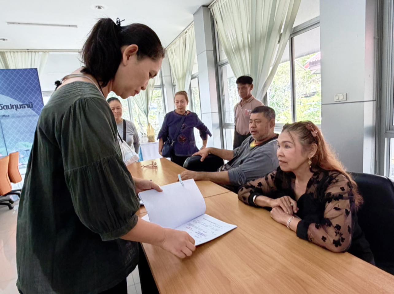 title - กลุ่มการเงินบัญชีและจัดเก็บผลประโยชน์ สำนักงานการปฏิรูปที่ดินจังหวัดปทุมธานี ปล่อยสินเชื่อเงินกองทุนฯ ให้แก่เกษตรกรในเขตปฏิรูปที่ดิน ตำบลบึงบอน ตำบลบึงชำอ้อ อำเภอหนองเสือ จังหวัดปทุมธานี จำนวน 7 ราย