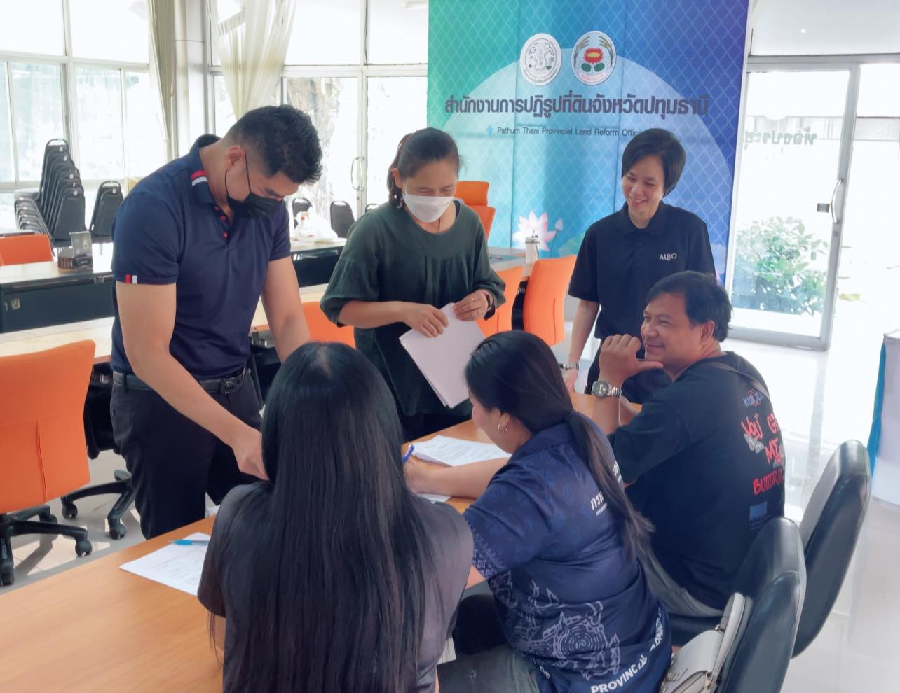 title - กลุ่มการเงินบัญชีและจัดเก็บผลประโยชน์ สำนักงานการปฏิรูปที่ดินจังหวัดปทุมธานี ปล่อยสินเชื่อเงินกองทุนฯ ให้แก่เกษตรกรในเขตปฏิรูปที่ดิน ตำบลบึงบอน ตำบลบึงชำอ้อ อำเภอหนองเสือ จังหวัดปทุมธานี จำนวน 7 ราย