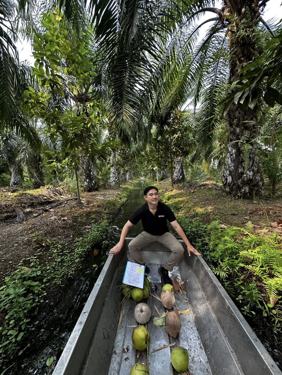 title - นายจักรพงศ์ วรเสฏฐ์ฐากูร นายช่างสำรวจอาวุโส และผู้ช่วยตำแหน่งนิติกร ดำเนินการตรวจสอบที่ดินแปลงที่ดินเกี่ยวกับการทำประโยชน์ พร้อมสอบแปลงที่ดินข้างเคียง กรณีการถือครองและทำประโยชน์ในที่ดินของเกษตรกรอื่นโดยไม่ได้รับอนุญาต ข้อ 62 