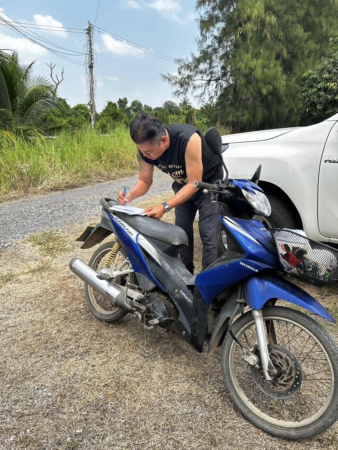 title - นายจักรพงศ์ วรเสฏฐ์ฐากูร นายช่างสำรวจอาวุโส และผู้ช่วยตำแหน่งนิติกร ดำเนินการตรวจสอบที่ดินแปลงที่ดินเกี่ยวกับการทำประโยชน์ พร้อมสอบแปลงที่ดินข้างเคียง กรณีการถือครองและทำประโยชน์ในที่ดินของเกษตรกรอื่นโดยไม่ได้รับอนุญาต ข้อ 62 