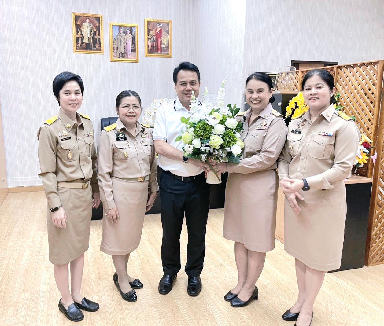 title - ส.ป.ก. ปทุมธานี โดยนางสาวฐิติมา วัฒนจัง ปฏิรูปที่ดินจังหวัดปทุมธานี  ร่วมแสดงความยินดีแด่ รองเลขาธิการ ส.ป.ก. นายกฤษณะ ดีปาละ เนื่องในโอกาสเข้ารับตำแหน่งใหม่