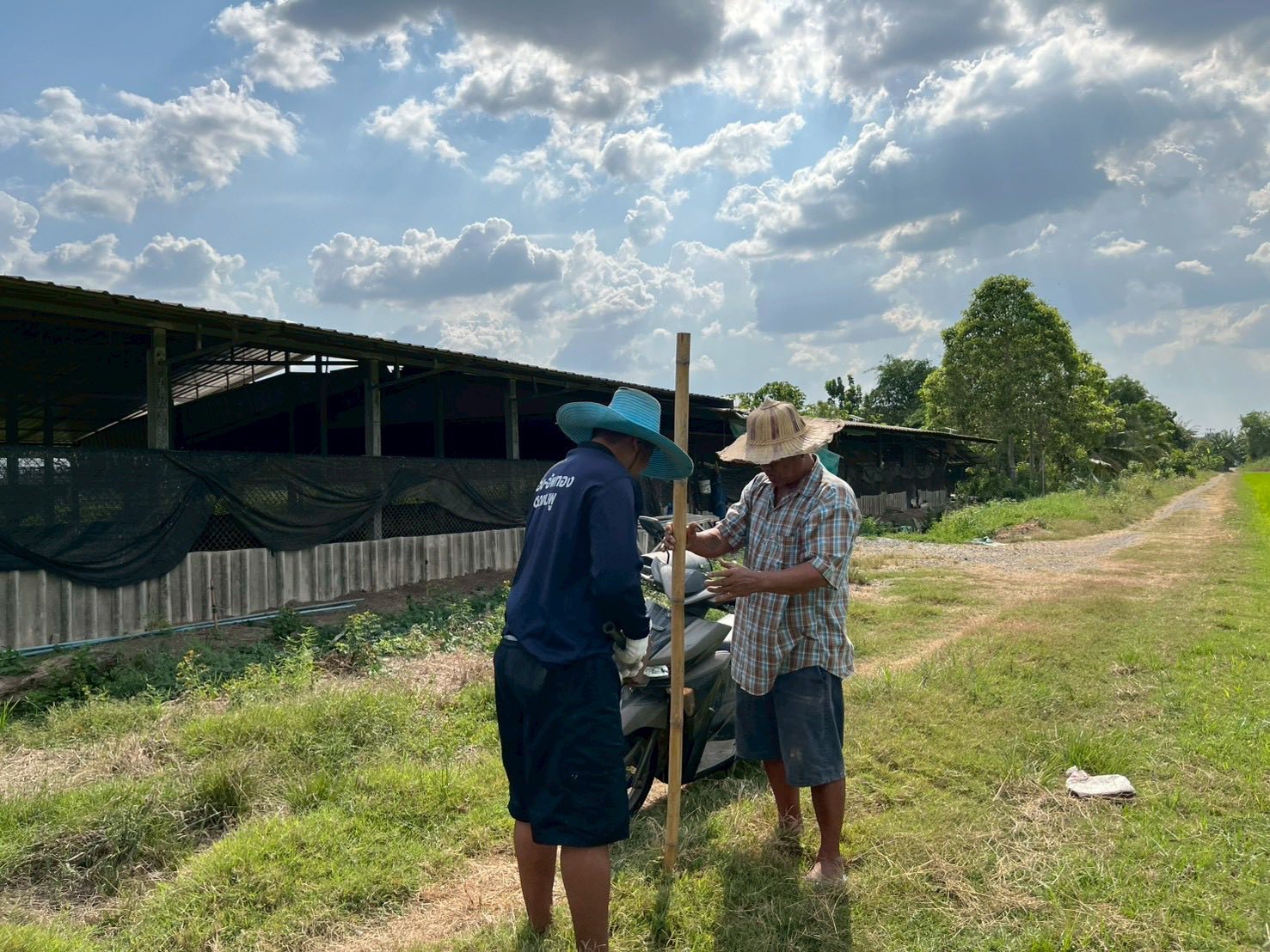 title - นายจักรพงศ์ วรเสฏฐ์ฐากูร ตำแหน่งนายช่างสำรวจอาวุโส พร้อมผู้ช่วยนายช่างสำรวจ ดำเนินการระวังชี้แนวเขตที่ดิน ร่วมกับเจ้าของแปลง และช่างรังวัดสำนักงานที่ดินจังหวัดปทุมธานี 