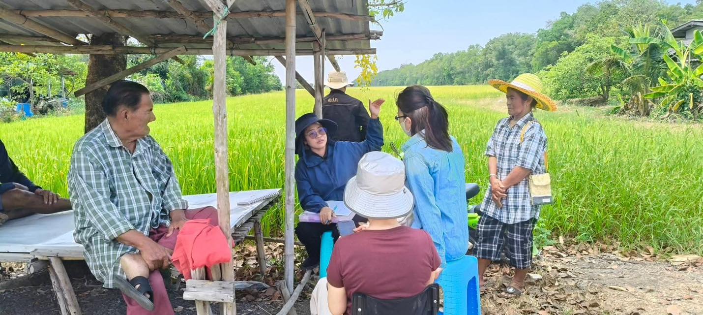 title - นางสาวเทพิน รัตนา ผอ. กลุ่มยุทธศาสตร์ฯ และ นายจักรพงษ์ วรเสฏฐ์ฐากูร ผอ. กลุ่มงานช่าง ลงพื้นที่ตรวจสภาพแปลงเกษตรกรรมตามที่มีผู้เสนอขาย 