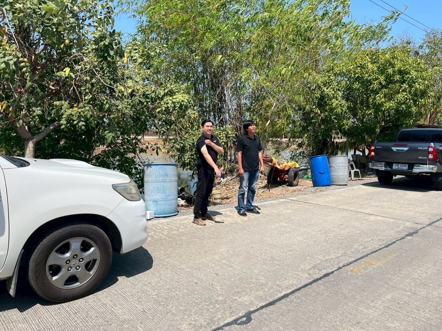 title - นายจักรพงศ์ วรเสฏฐ์ฐากูร ตำแหน่งนายช่างสำรวจอาวุโส พร้อมผู้ช่วยนายช่างสำรวจ ดำเนินการระวังชี้แนวเขตที่ดิน ร่วมกับเจ้าของแปลง และช่างรังวัดสำนักงานที่ดินจังหวัดปทุมธานี 