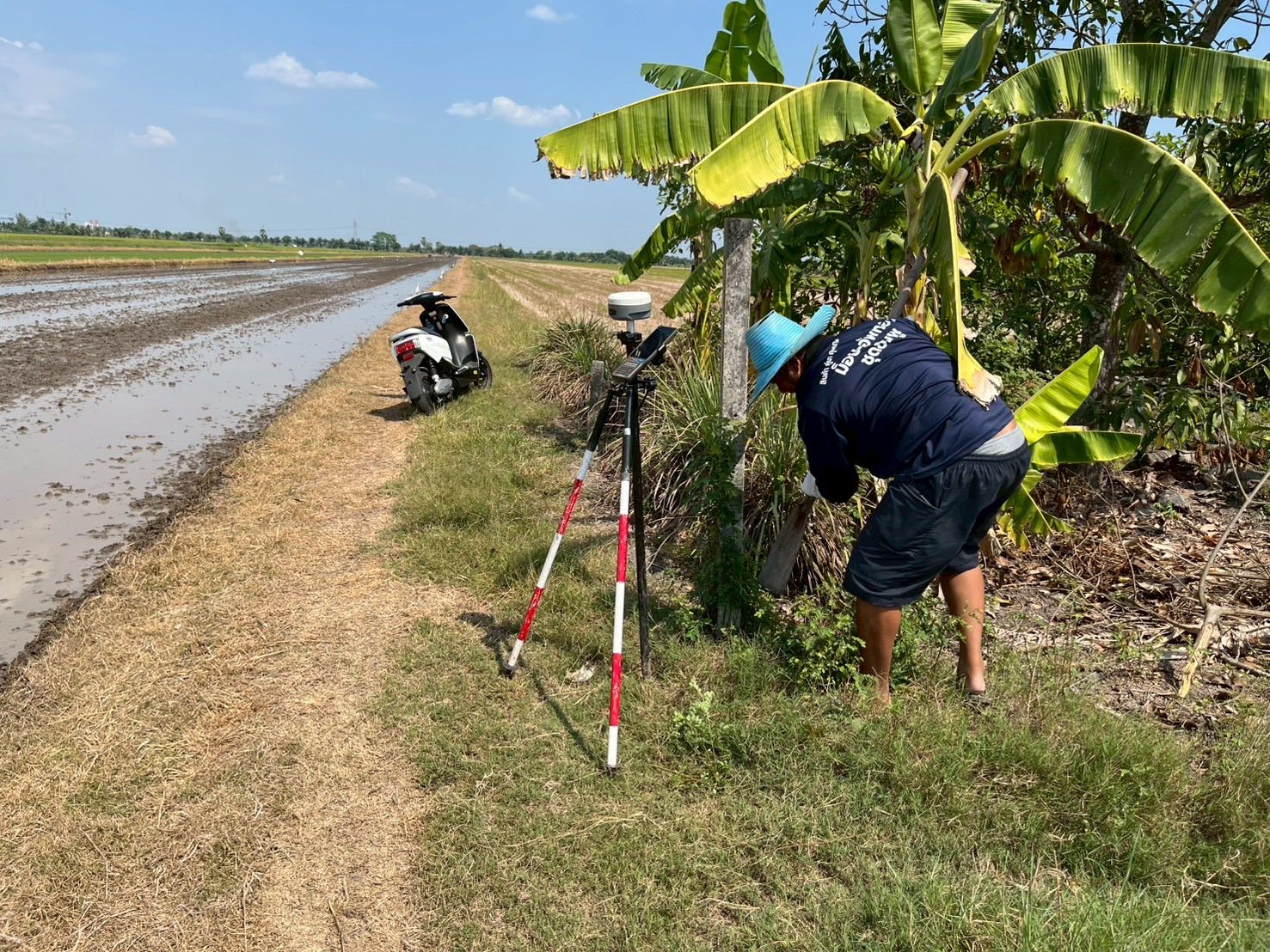 title - นายจักรพงศ์ วรเสฏฐ์ฐากูร ตำแหน่งนายช่างสำรวจอาวุโส พร้อมผู้ช่วยนายช่างสำรวจ ดำเนินการระวังชี้แนวเขตที่ดิน ร่วมกับเจ้าของแปลง และช่างรังวัดสำนักงานที่ดินจังหวัดปทุมธานี 
