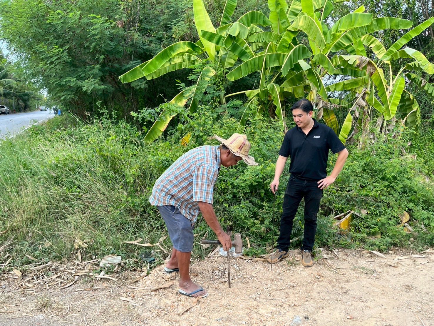 title - นายจักรพงศ์ วรเสฏฐ์ฐากูร ตำแหน่งนายช่างสำรวจอาวุโส พร้อมผู้ช่วยนายช่างสำรวจ ดำเนินการระวังชี้แนวเขตที่ดิน ร่วมกับเจ้าของแปลง และช่างรังวัดสำนักงานที่ดินจังหวัดปทุมธานี 