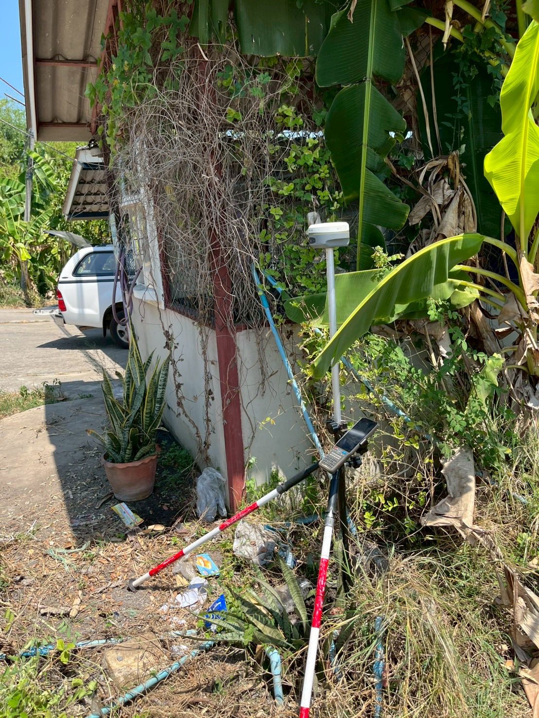 title - นายจักรพงศ์ วรเสฏฐ์ฐากูร ตำแหน่งนายช่างสำรวจอาวุโส พร้อมผู้ช่วยนายช่างสำรวจ ดำเนินการระวังชี้แนวเขตที่ดิน ร่วมกับเจ้าของแปลง และช่างรังวัดสำนักงานที่ดินจังหวัดปทุมธานี 