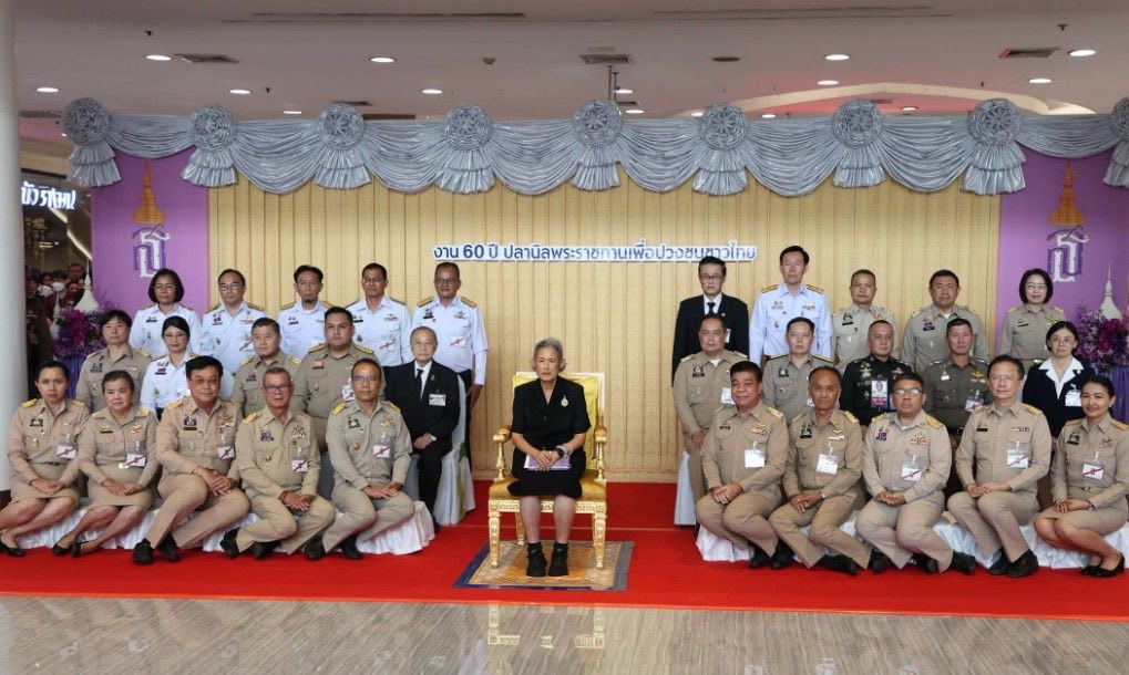 title - นายเศรษฐเกียรติ กระจ่างวงษ์ เลขาธิการสำนักงานการปฏิรูปที่ดินเพื่อเกษตรกรรม พร้อมด้วย นางสาวฐิติมา วัฒนจัง ปฏิรูปที่ดินจังหวัดปทุมธานี และเจ้าหน้าที่ที่เกี่ยวข้อง ร่วมเฝ้ารับเสด็จ สมเด็จพระกนิษฐาธิราชเจ้า กรมสมเด็จพระเทพรัตนราชสุดา เจ้าฟ้ามหาจักรีสิรินธร มหาวชิราลงกรณวรราชภักดี สิริกิจการิณีพีรยพัฒน รัฐสีมาคุณากรปิยชาติ สยามบรมราชกุมารี เสด็จเป็นองค์ประธานเปิดงาน 60 ปี