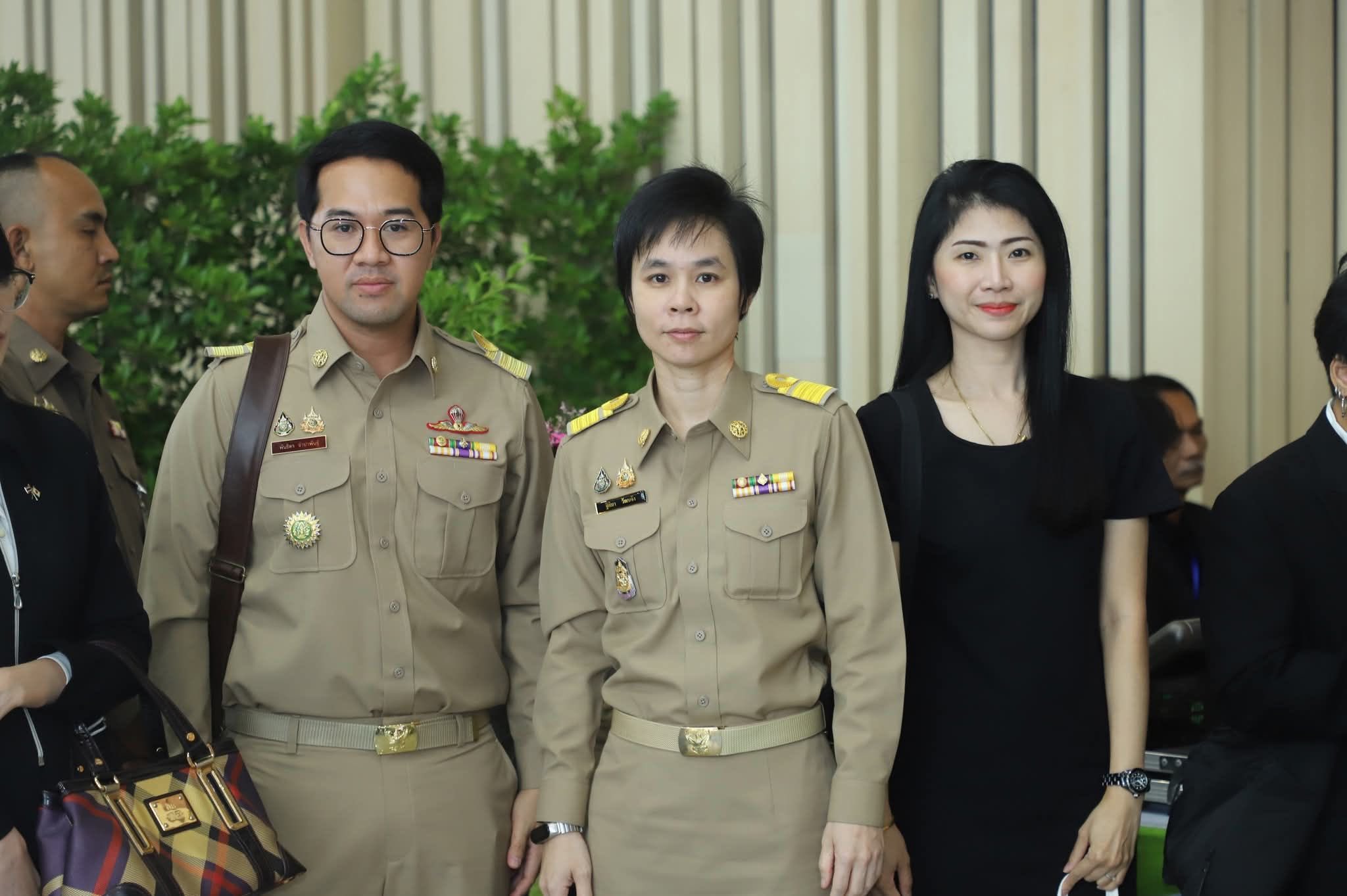 title - นายเศรษฐเกียรติ กระจ่างวงษ์ เลขาธิการสำนักงานการปฏิรูปที่ดินเพื่อเกษตรกรรม พร้อมด้วย นางสาวฐิติมา วัฒนจัง ปฏิรูปที่ดินจังหวัดปทุมธานี และเจ้าหน้าที่ที่เกี่ยวข้อง ร่วมเฝ้ารับเสด็จ สมเด็จพระกนิษฐาธิราชเจ้า กรมสมเด็จพระเทพรัตนราชสุดา เจ้าฟ้ามหาจักรีสิรินธร มหาวชิราลงกรณวรราชภักดี สิริกิจการิณีพีรยพัฒน รัฐสีมาคุณากรปิยชาติ สยามบรมราชกุมารี เสด็จเป็นองค์ประธานเปิดงาน 60 ปี