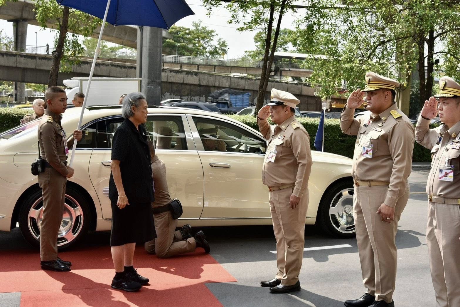 title - นายเศรษฐเกียรติ กระจ่างวงษ์ เลขาธิการสำนักงานการปฏิรูปที่ดินเพื่อเกษตรกรรม พร้อมด้วย นางสาวฐิติมา วัฒนจัง ปฏิรูปที่ดินจังหวัดปทุมธานี และเจ้าหน้าที่ที่เกี่ยวข้อง ร่วมเฝ้ารับเสด็จ สมเด็จพระกนิษฐาธิราชเจ้า กรมสมเด็จพระเทพรัตนราชสุดา เจ้าฟ้ามหาจักรีสิรินธร มหาวชิราลงกรณวรราชภักดี สิริกิจการิณีพีรยพัฒน รัฐสีมาคุณากรปิยชาติ สยามบรมราชกุมารี เสด็จเป็นองค์ประธานเปิดงาน 60 ปี