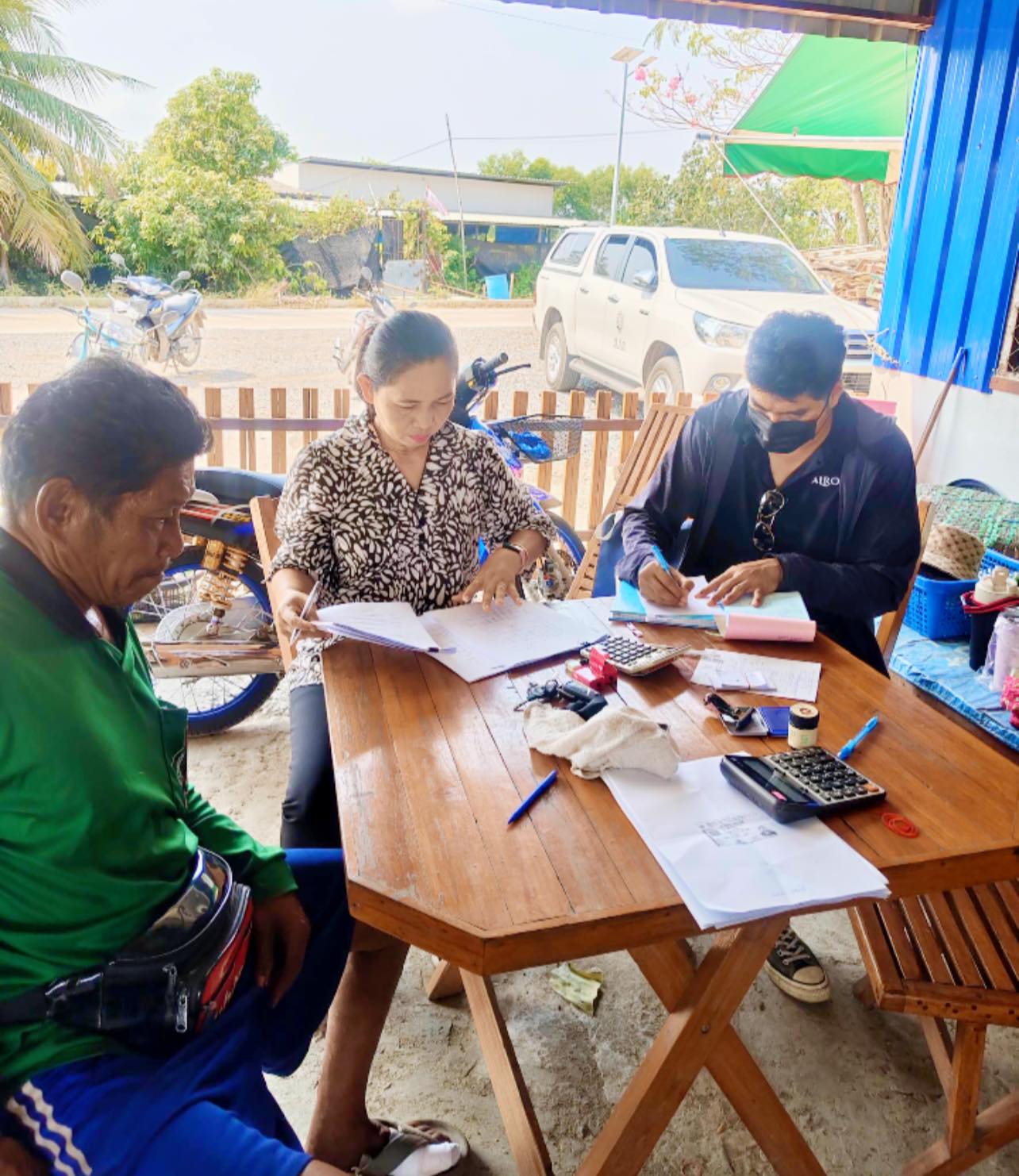 title - กลุ่มการเงินฯ นายเพลิน  ศรีดี น.ส.ศุภมาส วงษารัตน์ และกลุ่มยุทธศาสตร์ นางสายรุ้ง พิละมาตย์ ออกติดตามเร่งรัดจัดเก็บเงินกู้และรับคำขอกู้ยืมเงินจาก ส.ป.ก. ในเขตปฏิรูปที่ดิน จำนวน 1 กลุ่ม รวม 5 ราย ณ ตำบลบึงชำอ้อ อำเภอหนองเสือ จังหวัดปทุมธานี