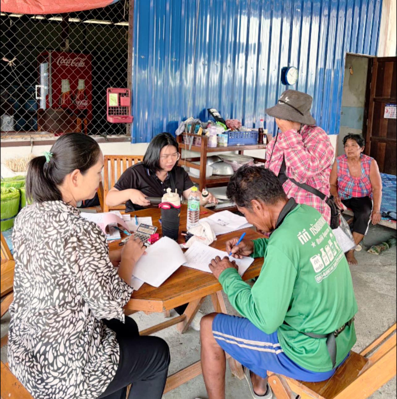 title - กลุ่มการเงินฯ นายเพลิน  ศรีดี น.ส.ศุภมาส วงษารัตน์ และกลุ่มยุทธศาสตร์ นางสายรุ้ง พิละมาตย์ ออกติดตามเร่งรัดจัดเก็บเงินกู้และรับคำขอกู้ยืมเงินจาก ส.ป.ก. ในเขตปฏิรูปที่ดิน จำนวน 1 กลุ่ม รวม 5 ราย ณ ตำบลบึงชำอ้อ อำเภอหนองเสือ จังหวัดปทุมธานี