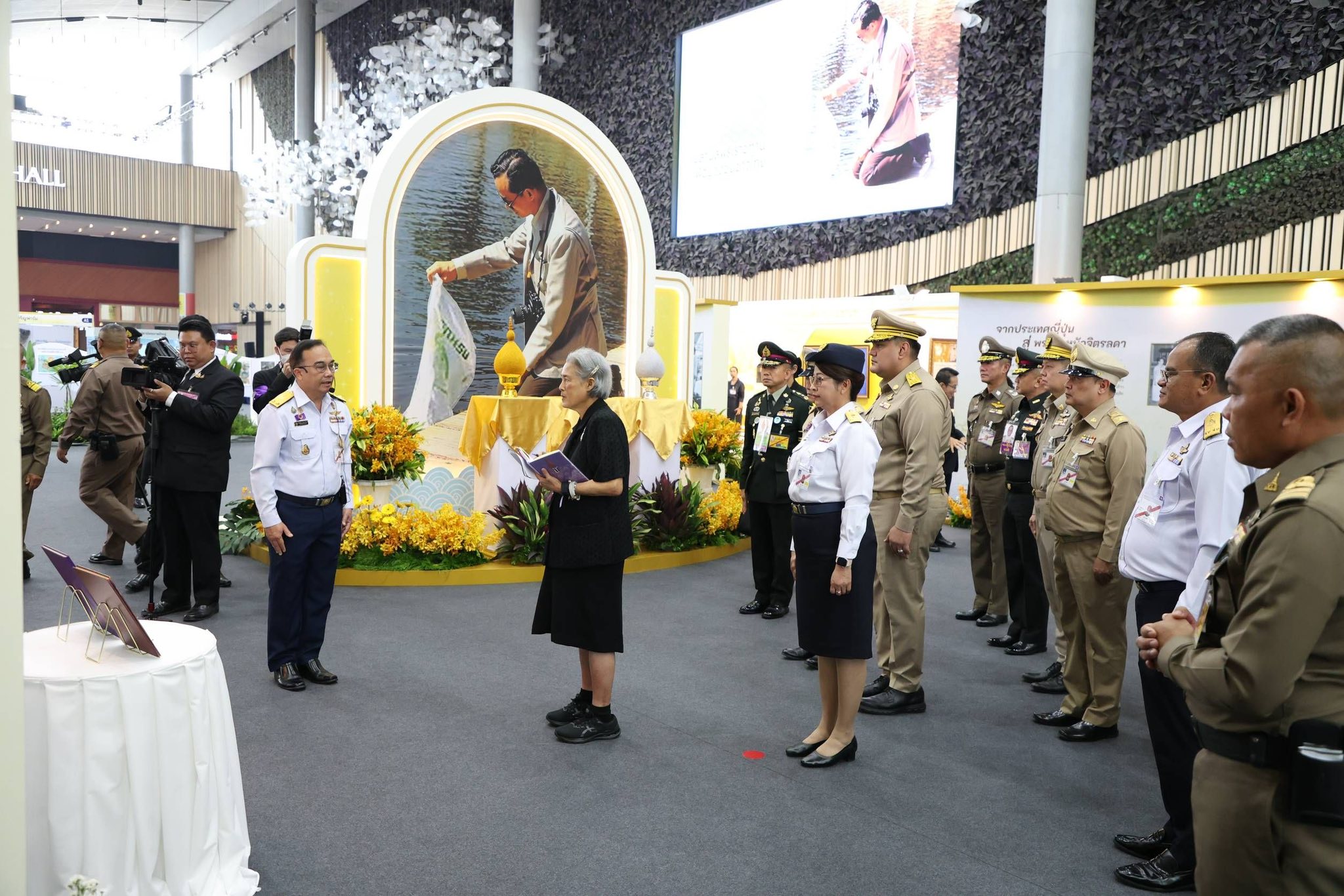 title - นายเศรษฐเกียรติ กระจ่างวงษ์ เลขาธิการสำนักงานการปฏิรูปที่ดินเพื่อเกษตรกรรม พร้อมด้วย นางสาวฐิติมา วัฒนจัง ปฏิรูปที่ดินจังหวัดปทุมธานี และเจ้าหน้าที่ที่เกี่ยวข้อง ร่วมเฝ้ารับเสด็จ สมเด็จพระกนิษฐาธิราชเจ้า กรมสมเด็จพระเทพรัตนราชสุดา เจ้าฟ้ามหาจักรีสิรินธร มหาวชิราลงกรณวรราชภักดี สิริกิจการิณีพีรยพัฒน รัฐสีมาคุณากรปิยชาติ สยามบรมราชกุมารี เสด็จเป็นองค์ประธานเปิดงาน 60 ปี