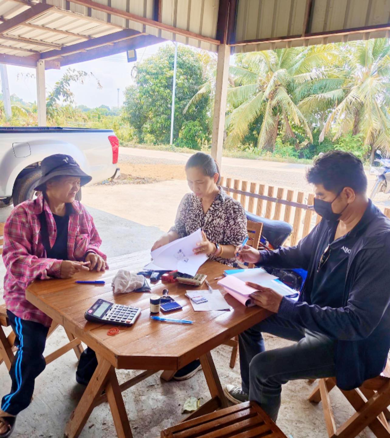 title - กลุ่มการเงินฯ นายเพลิน  ศรีดี น.ส.ศุภมาส วงษารัตน์ และกลุ่มยุทธศาสตร์ นางสายรุ้ง พิละมาตย์ ออกติดตามเร่งรัดจัดเก็บเงินกู้และรับคำขอกู้ยืมเงินจาก ส.ป.ก. ในเขตปฏิรูปที่ดิน จำนวน 1 กลุ่ม รวม 5 ราย ณ ตำบลบึงชำอ้อ อำเภอหนองเสือ จังหวัดปทุมธานี